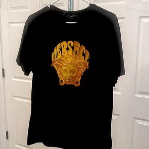 Versace embroidered Medusa logo tee. Size: L. Color: black/gold.